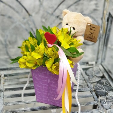 Композиция с цветами и игрушкой для девочки