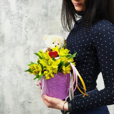 Композиция с цветами и игрушкой для девочки