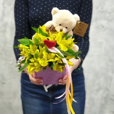 Композиция с цветами и игрушкой для девочки