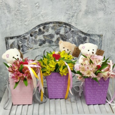 Композиция с цветами и игрушкой для девочки