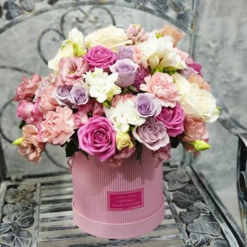 Шикарная шляпная коробка с розами, гиацинтами, фрезией - Утренний сад