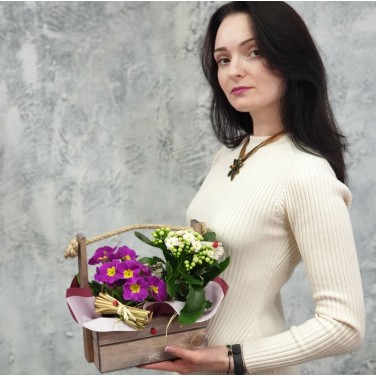 Композиция примула и каланхое в деревянном ящичке