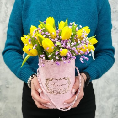 Шляпная коробка с желтыми тюльпанами и гипсофилой