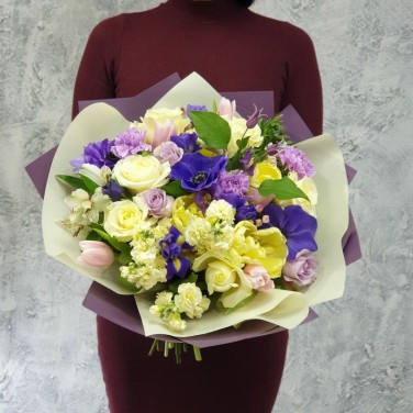 Круглый букет из анемонов, маттиолы, тюльпанов - Первая Любовь