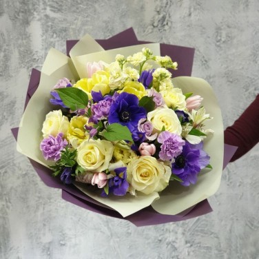 Круглый букет из анемонов, маттиолы, тюльпанов - Первая Любовь
