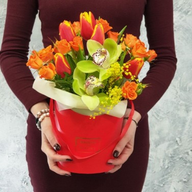 Красная сумочка с орхидеями, тюльпанами и мимозой