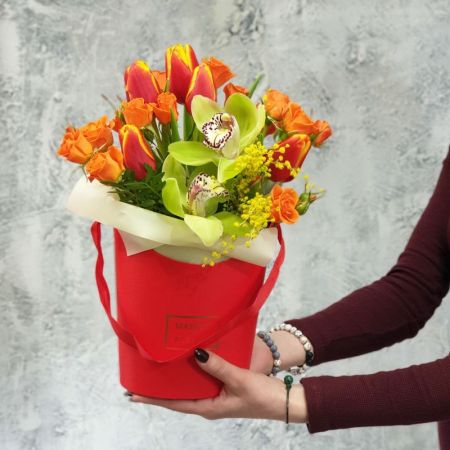 Красная сумочка с орхидеями, тюльпанами и мимозой