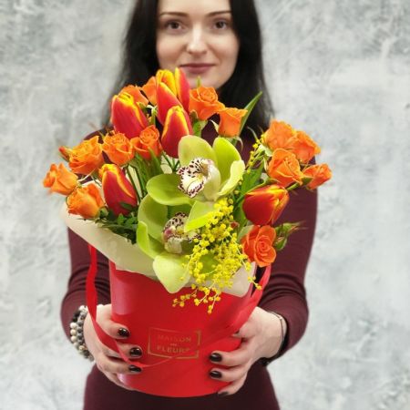 Красная сумочка с орхидеями, тюльпанами и мимозой