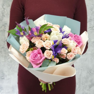 Нежный букетик из роз, клематиса и тюльпанов