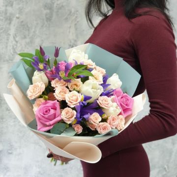 Нежный букетик из роз, клематиса и тюльпанов