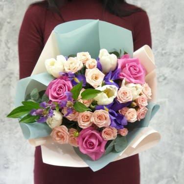 Нежный букетик из роз, клематиса и тюльпанов