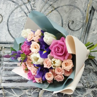 Нежный букетик из роз, клематиса и тюльпанов