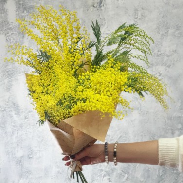 Букет из цветущей мимозы в крафте