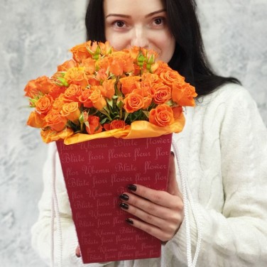 Яркая коробочка из оранжевых роз с тишью