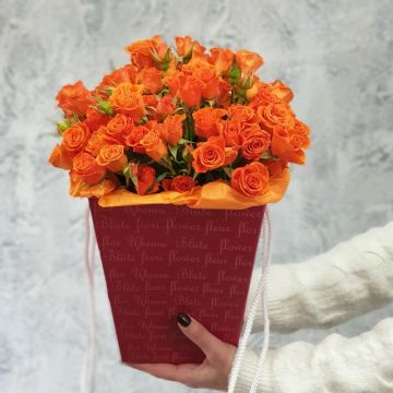 Яркая коробочка из оранжевых роз с тишью