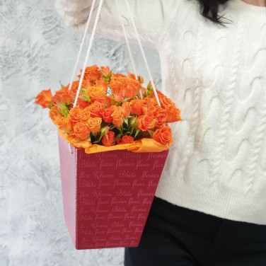 Яркая коробочка из оранжевых роз с тишью
