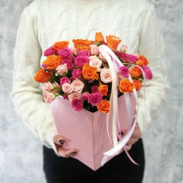 Нежная коробочка из разноцветных роз с лентами