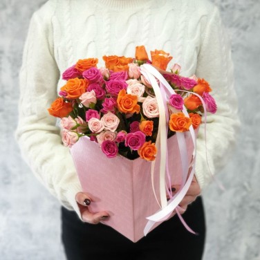 Нежная коробочка из разноцветных роз с лентами