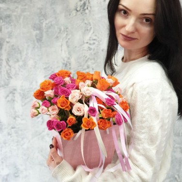 Нежная коробочка из разноцветных роз с лентами