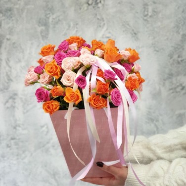 Нежная коробочка из разноцветных роз с лентами