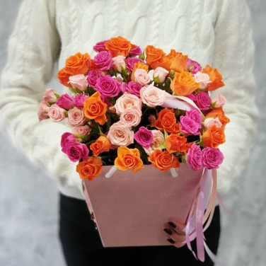 Нежная коробочка из разноцветных роз с лентами