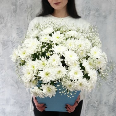 Композиция из кустовой белой хризантемы с гипсофилой