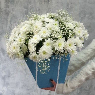 Композиция из кустовой белой хризантемы с гипсофилой