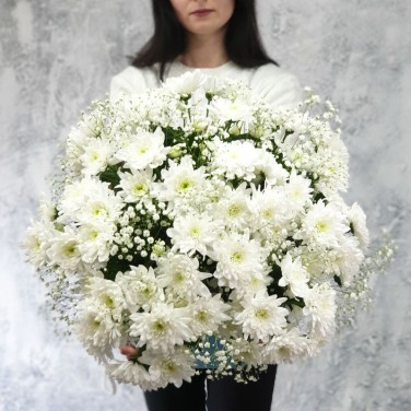 Композиция из кустовой белой хризантемы с гипсофилой