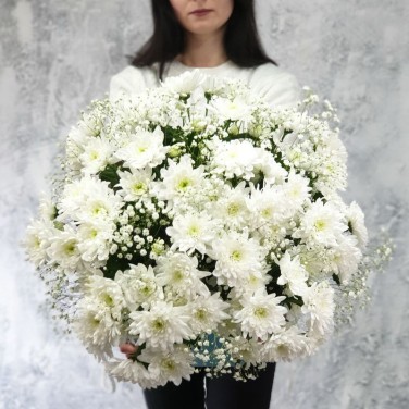 Композиция из кустовой белой хризантемы с гипсофилой