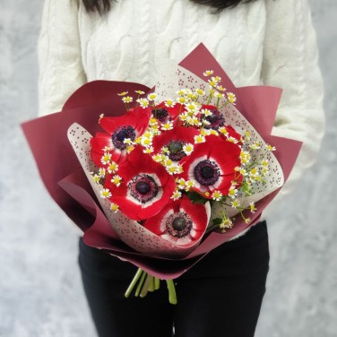 Яркий букет из красных анемонов и ромашки