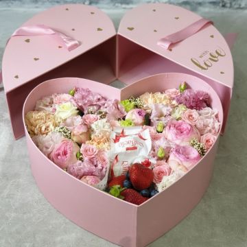 Композиция сердце с пионовидными розами, эустомой, ягодами и конфетами