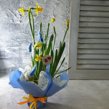 Композиция с нарциссами, лагурусом и божьими коровками