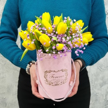 Шляпная коробка с желтыми тюльпанами и гипсофилой