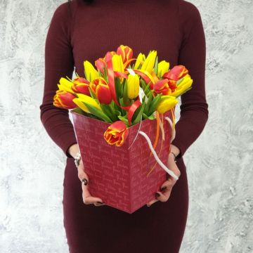 Красно-желтые тюльпаны в коробочке с лентами