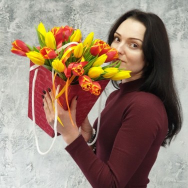 Красно-желтые тюльпаны в коробочке с лентами