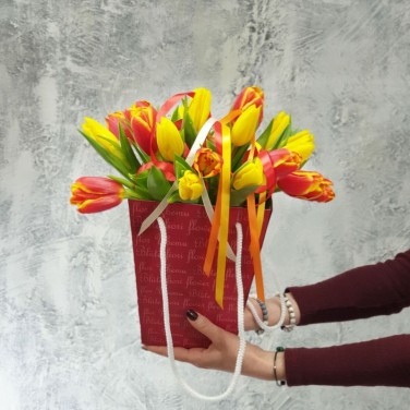 Красно-желтые тюльпаны в коробочке с лентами