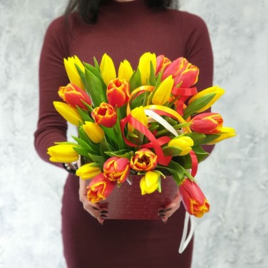 Красно-желтые тюльпаны в коробочке с лентами
