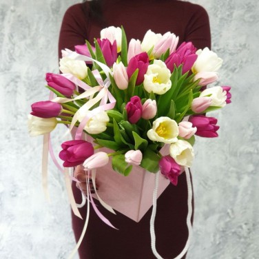 Бело-фиолетовые тюльпаны в коробочке с лентами