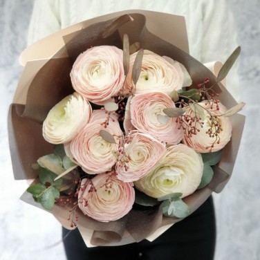 Букет из ранункулюсов с цветущим эвкалиптом