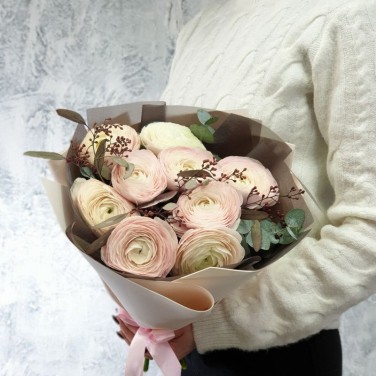 Букет из ранункулюсов с цветущим эвкалиптом