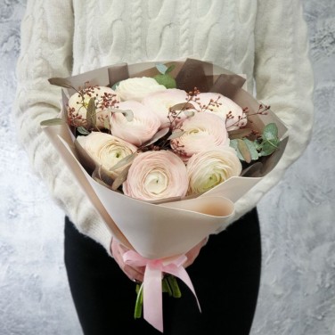 Букет из ранункулюсов с цветущим эвкалиптом