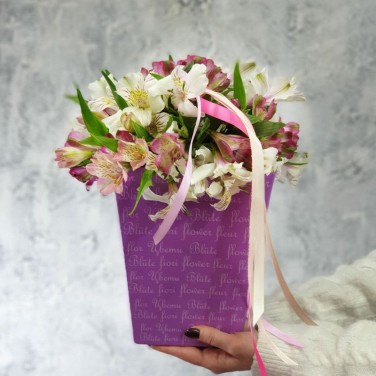 Разноцветные альстромерии в коробочке с лентами