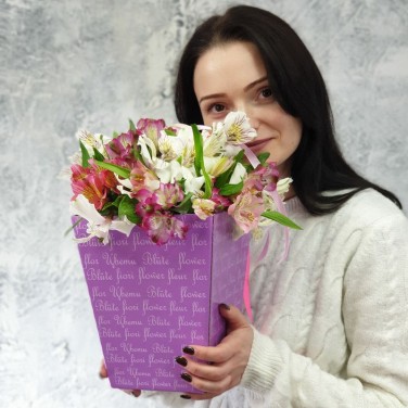 Разноцветные альстромерии в коробочке с лентами