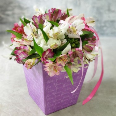 Разноцветные альстромерии в коробочке с лентами