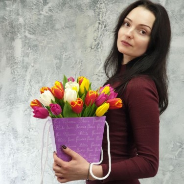 Разноцветные тюльпаны в коробке