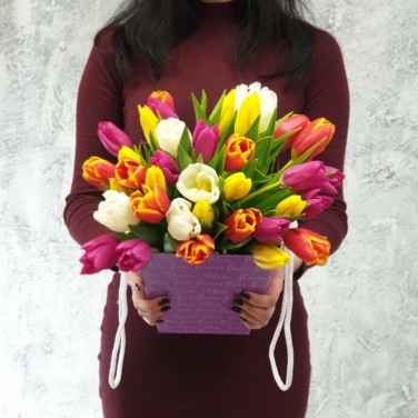 Разноцветные тюльпаны в коробке