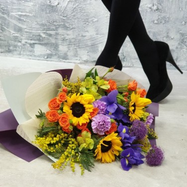 Шикарный букет с подсолнухами, анемонами и розами - Уральские самоцветы