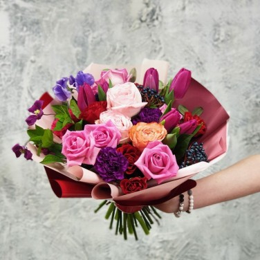 Букет из пионовидных роз, клематиса, лунных гвоздик