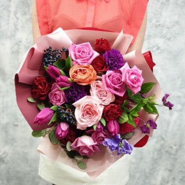 Букет из пионовидных роз, клематиса, лунных гвоздик