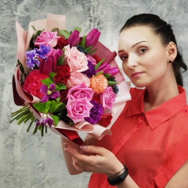 Букет из пионовидных роз, клематиса, лунных гвоздик